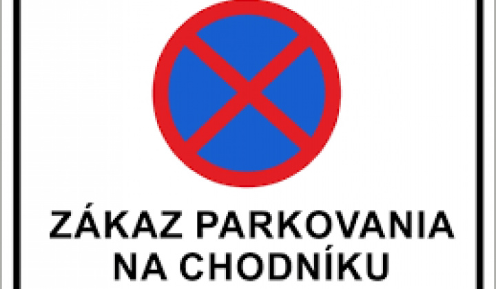 Fotka - Upozornenie pre vodičov na dodržiavanie zákazu parkovania na chodníkoch